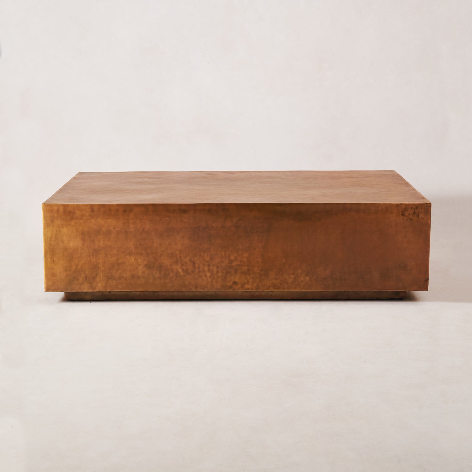 Table basse antique en cuivre
