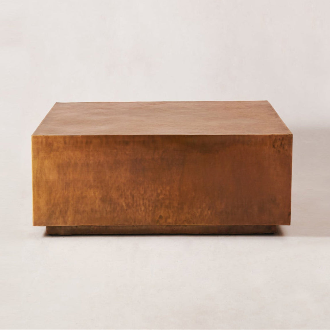Table basse antique en cuivre