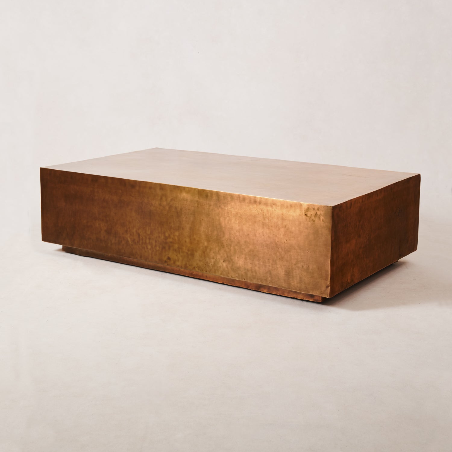 Table basse antique en cuivre