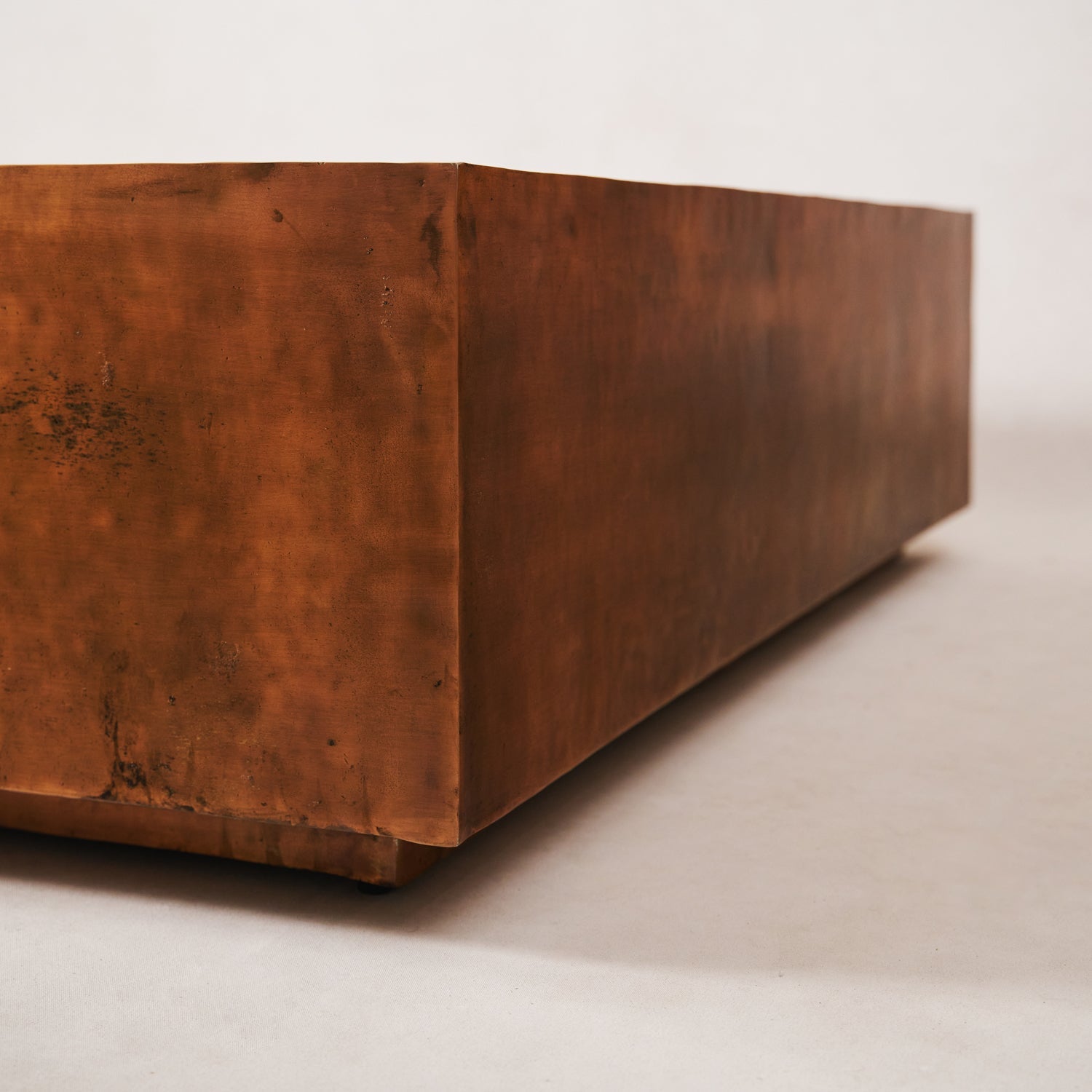 Table basse antique en cuivre