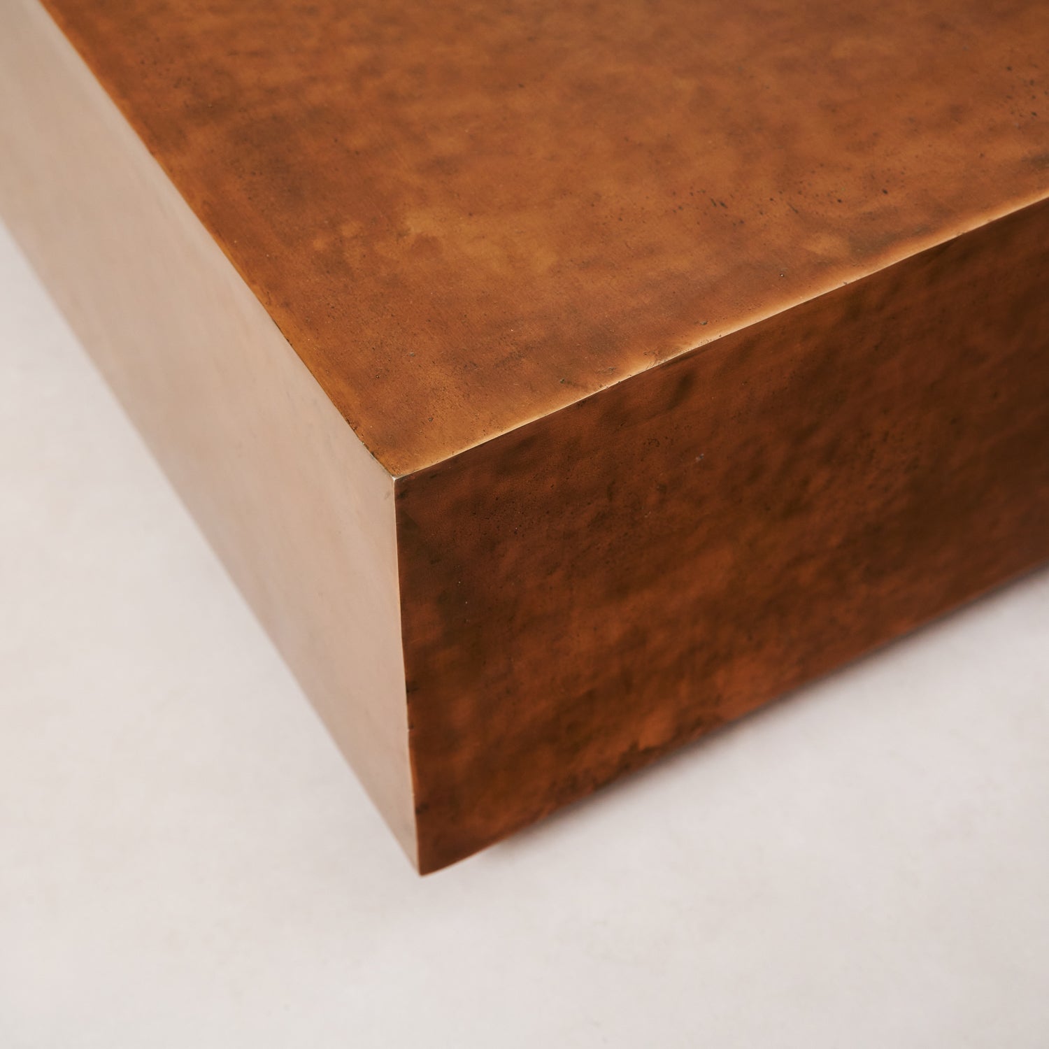 Table basse antique en cuivre