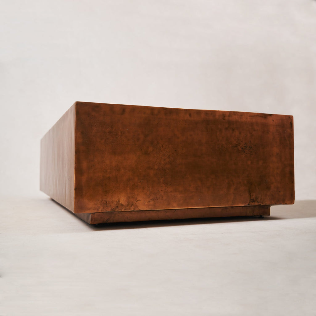 Table basse antique en cuivre