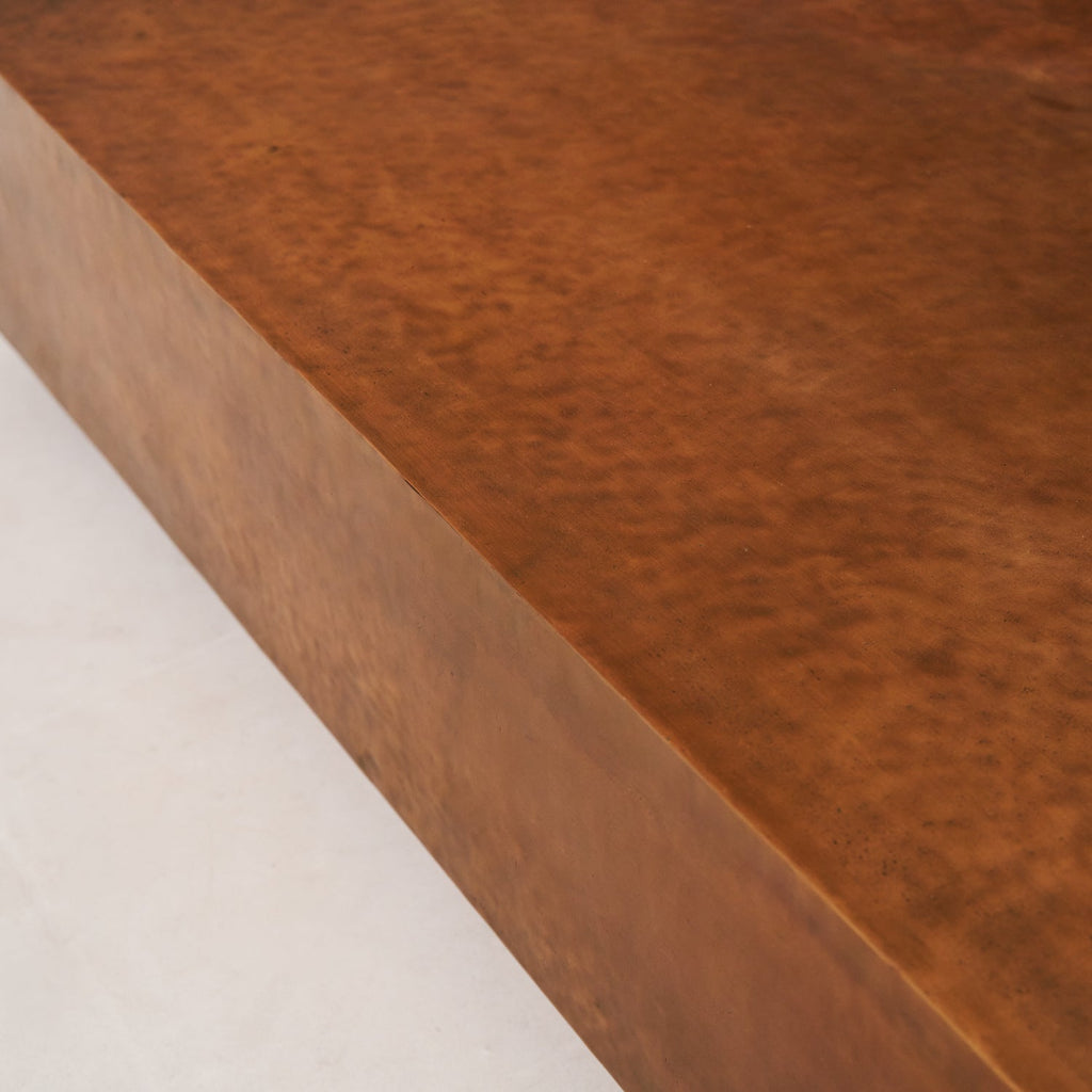 Table basse antique en cuivre