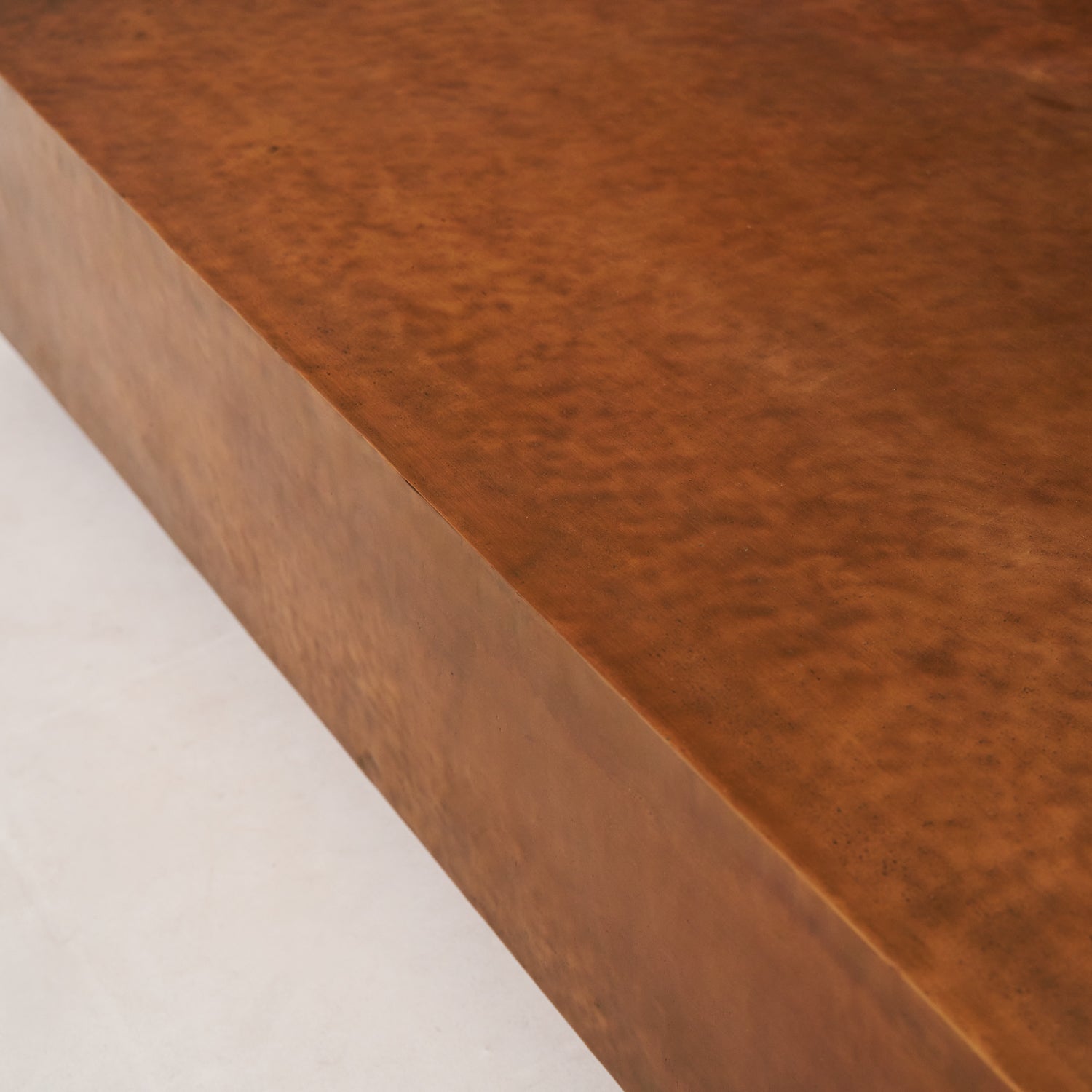 Table basse antique en cuivre