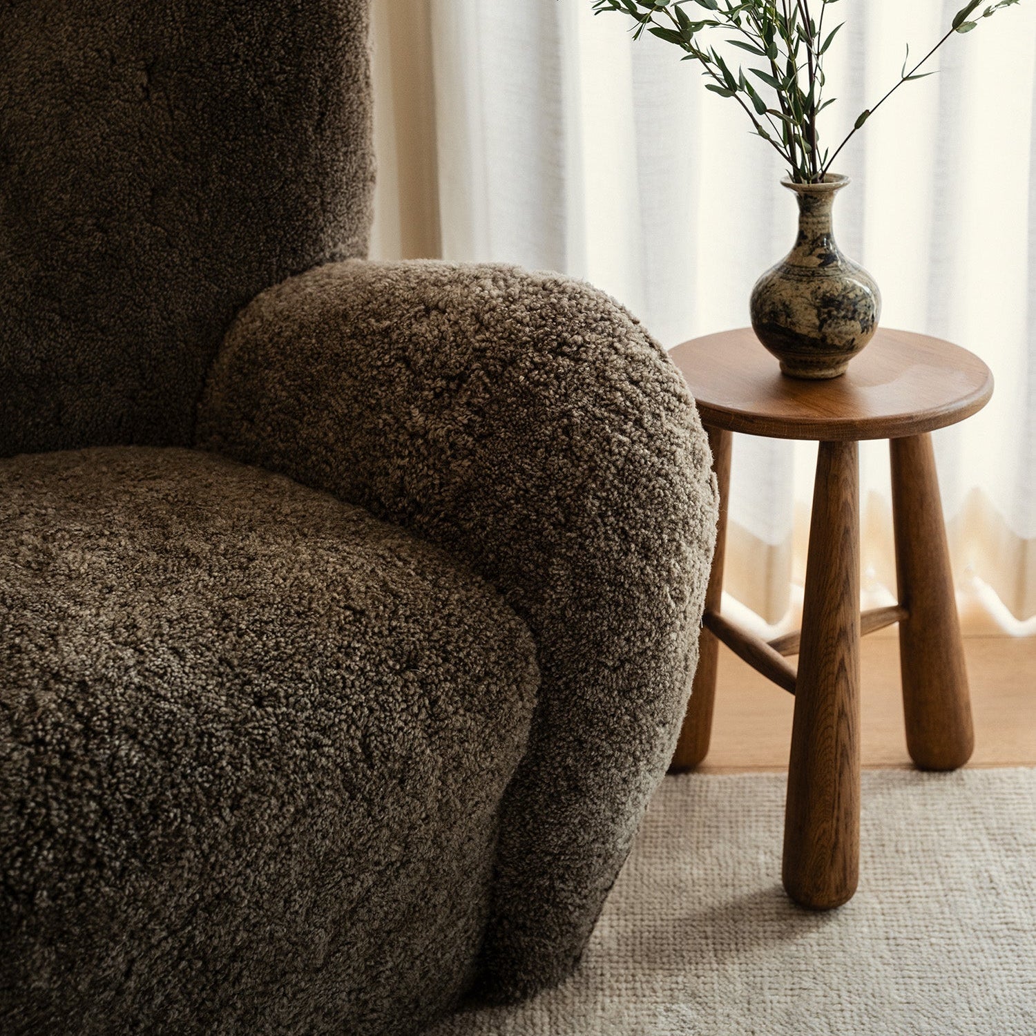Fauteuil Papa Teddy - Peau de mouton de couleur taupe